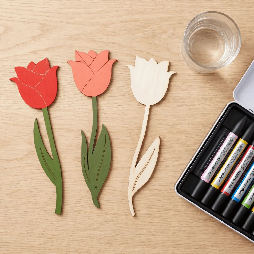 fleurs bois tulipes stylisées rouge orange blanc vert peinture pinceaux décoration artisanale