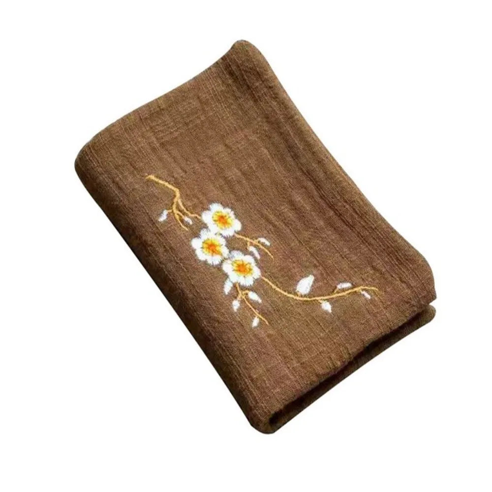 serviettes thé brodées fleurs blanches coton marron vert foncé bleu marine bordeaux traditionnel