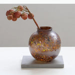 vase rond verre peint marron beige orange rouge vert motifs abstraits rayures translucide tableDecoration