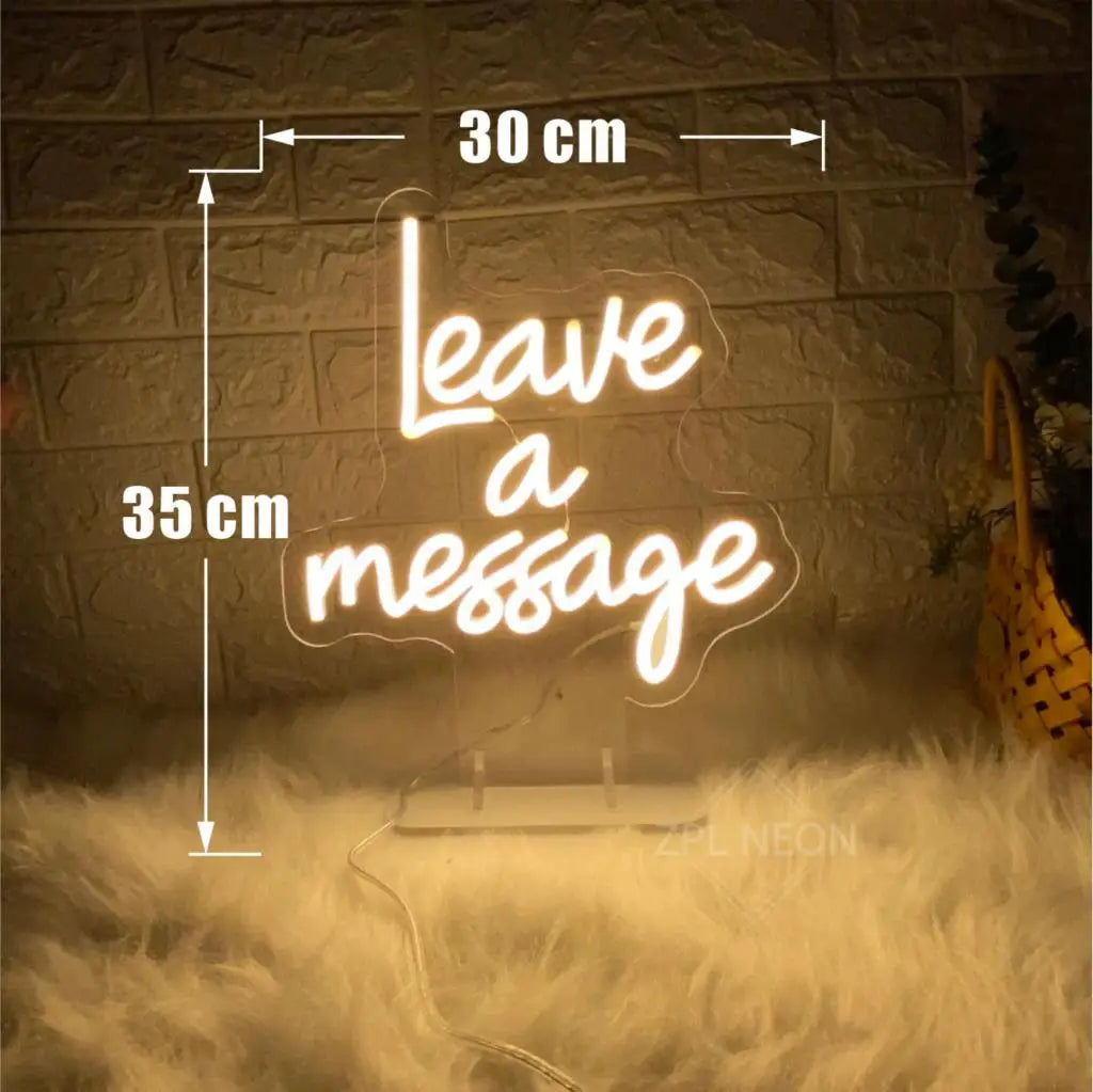 Enseigne néon LED avec message décoratif sur un bureau moderne