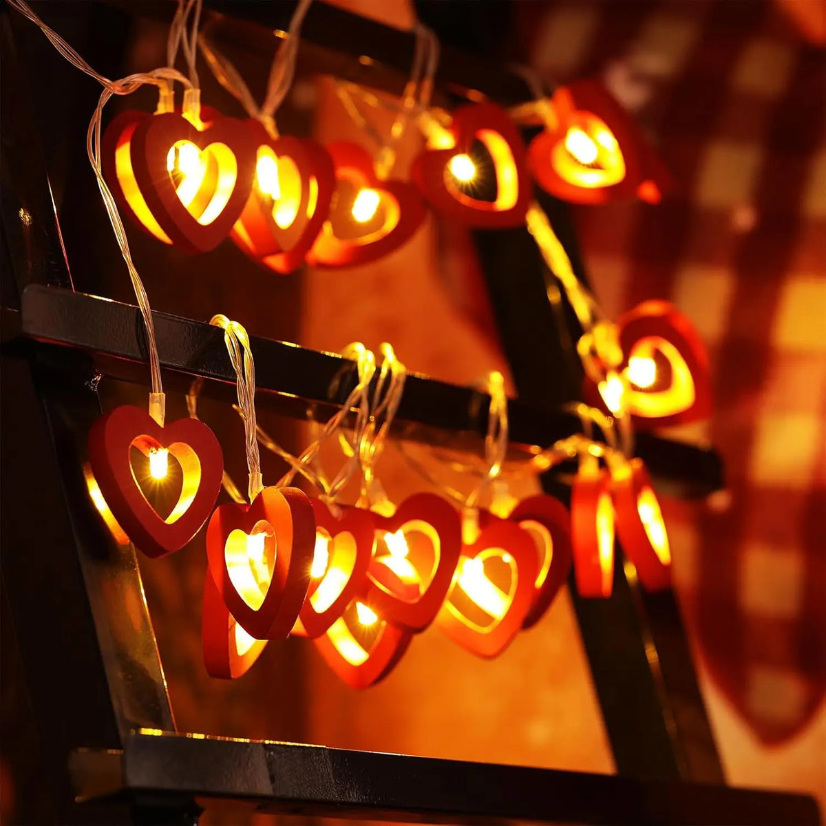 Détail des perles en cœur de pêche de la guirlande lumineuse