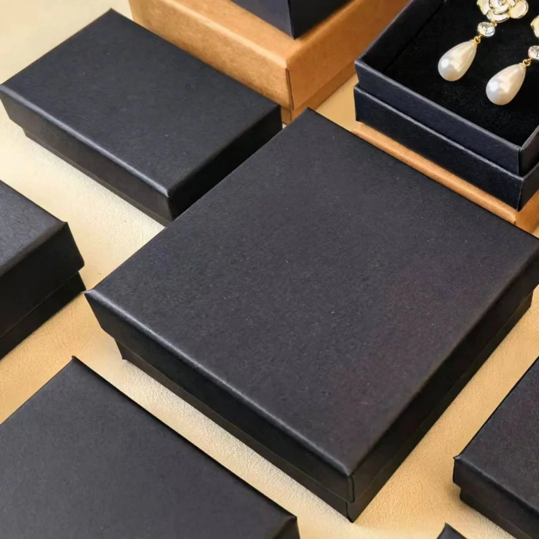 boîtes bijoux carton noir marron clair contemporaines opaques rangement pendentifs boucles d'oreilles cadeaux fêtes