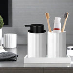 ensemble salle bain moderne distributeur savon noir pot brosses dent blanches pots produits toilette