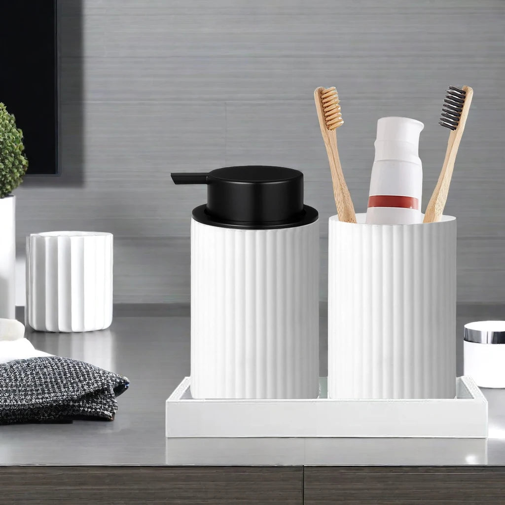 ensemble salle bain moderne distributeur savon noir pot brosses dent blanches pots produits toilette