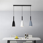 Lustre suspendu 3 lampes éclairant une table à manger
