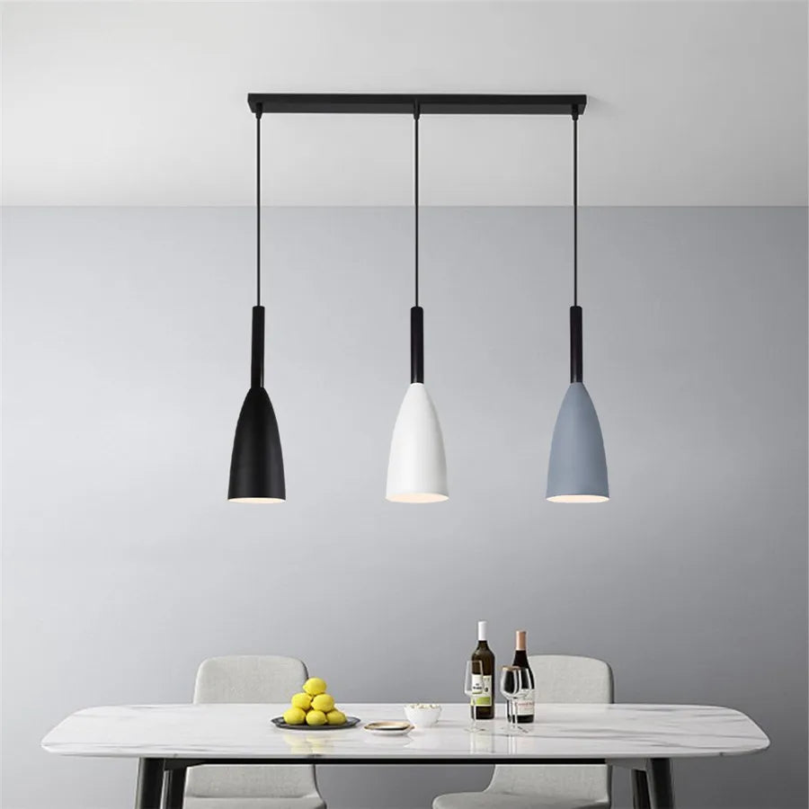 Lustre suspendu 3 lampes éclairant une table à manger