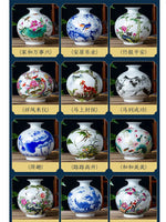 Cette image présente une collection de beaux vases en porcelaine décorés de motifs colorés et traditionnels chinois, tels que des fleurs, des animaux et des paysages.