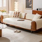 Un canapé confortable en tissu beige avec des accents en bois, dans un salon lumineux avec un tableau décoratif et des accessoires harmonieux.