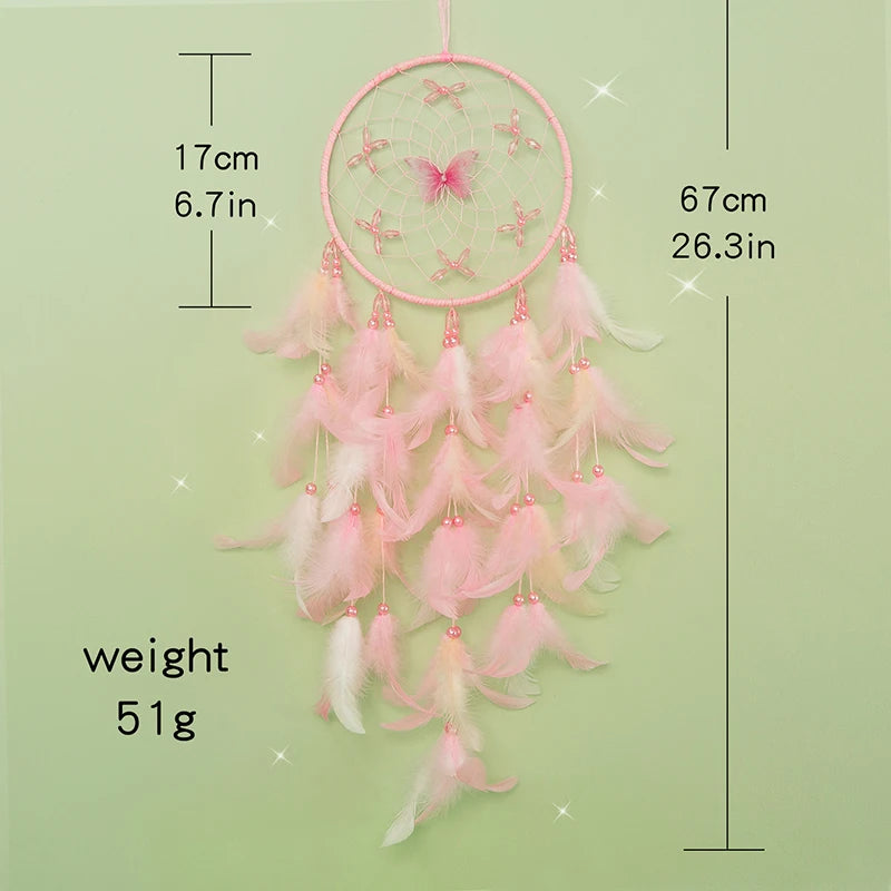 Un capteur de rêves rose et blanc aux dimensions de 17 cm de diamètre et 67 cm de longueur, d'un poids de 51 grammes, décoré de papillons et de plumes.