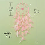 Un capteur de rêves rose et blanc aux dimensions de 17 cm de diamètre et 67 cm de longueur, d'un poids de 51 grammes, décoré de papillons et de plumes.