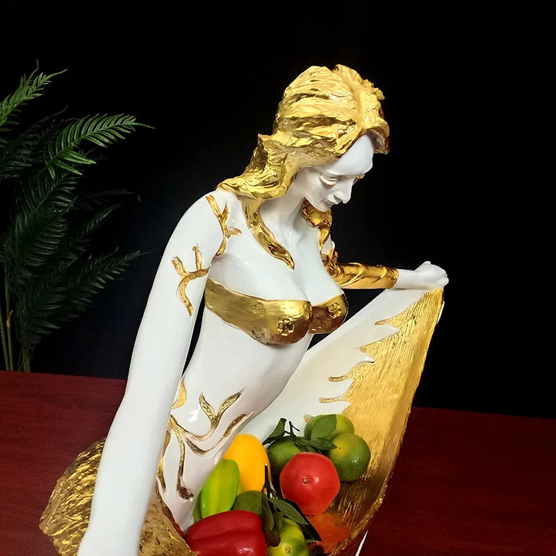 Sculpture decorative moderne femme corbeille fruits blanc or motif ondule 60cm haute