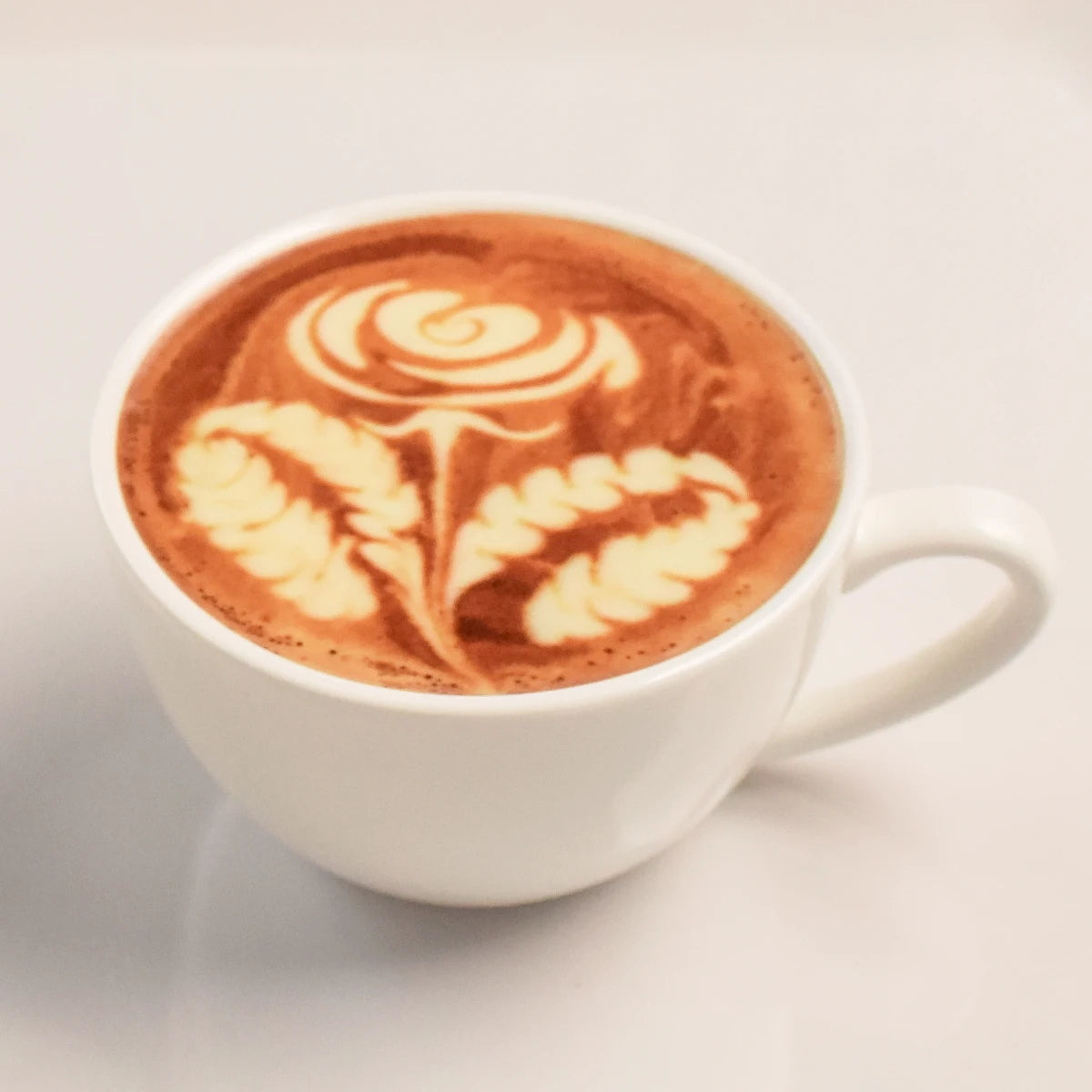 tasses blancs motifs latte art cœur feuille moderne soucoupe anniversaireDecoration deco patisserie