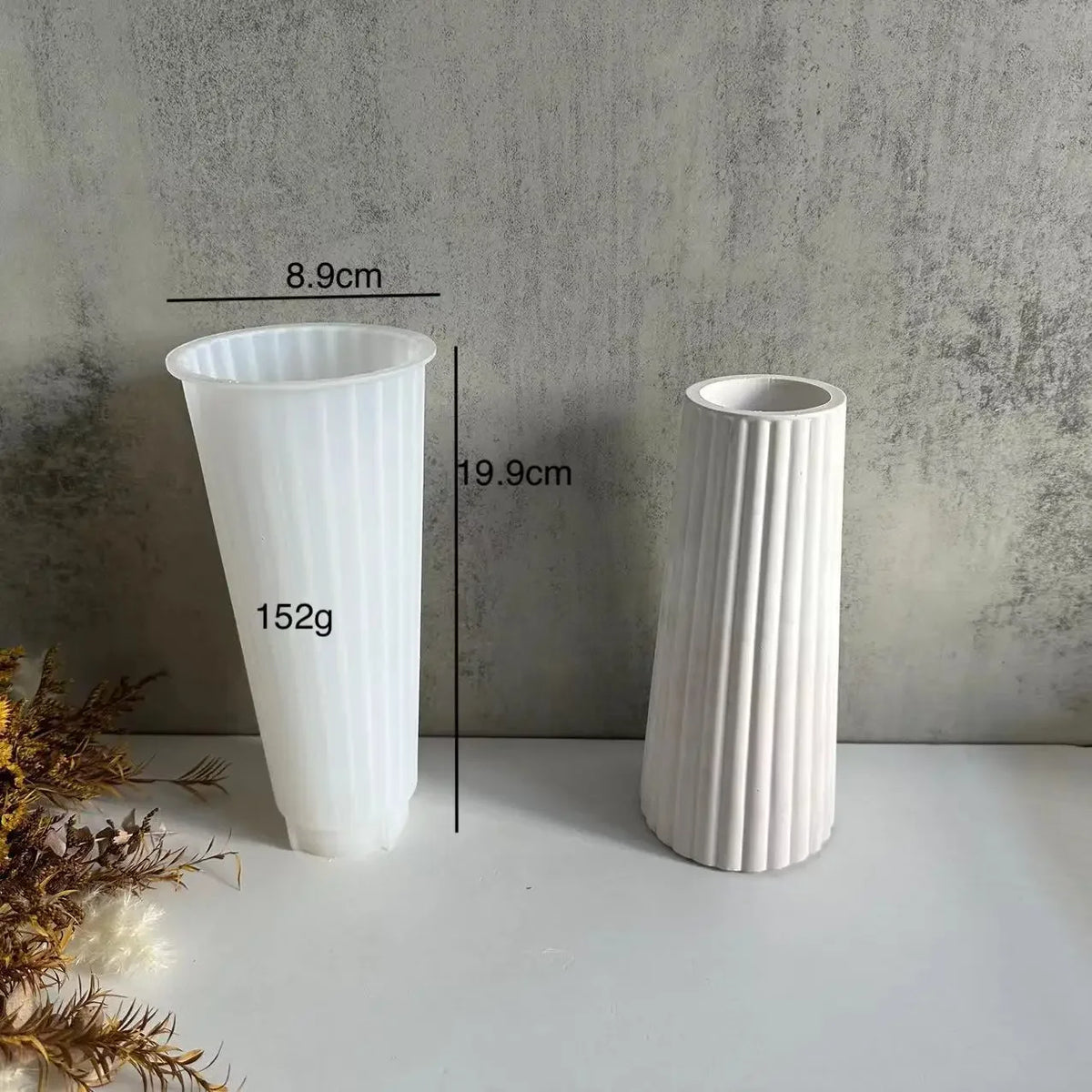 vases blancs texturés rayures verticales bouquets fleurs séchées intérieur moderne décor