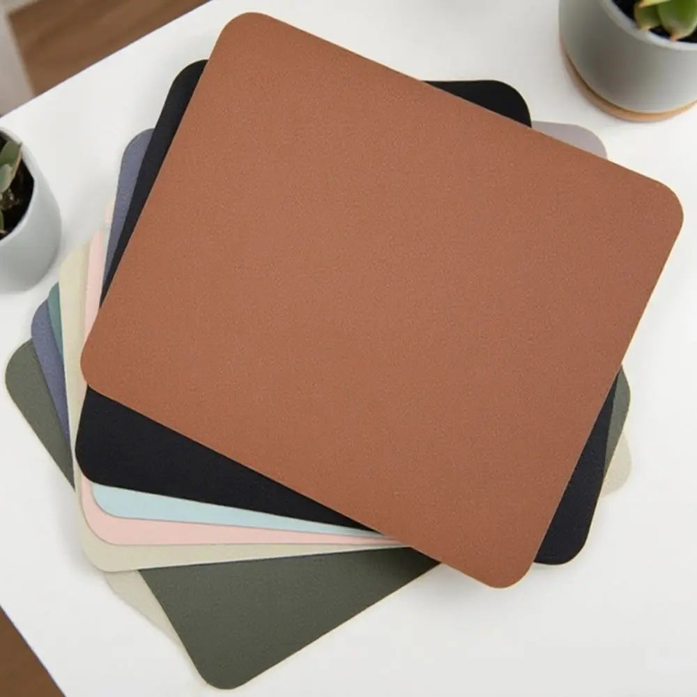tapis souris cuir résistant gris clair marron noir rose pâle vert olive moderne minimaliste