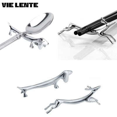 Porte couteaux chien en acier inoxydable vert sur table à manger