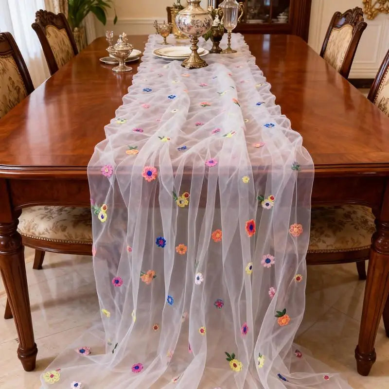 nappe tulle brodée fleurs multicolores transparent romantique décoration table mur chambre salon