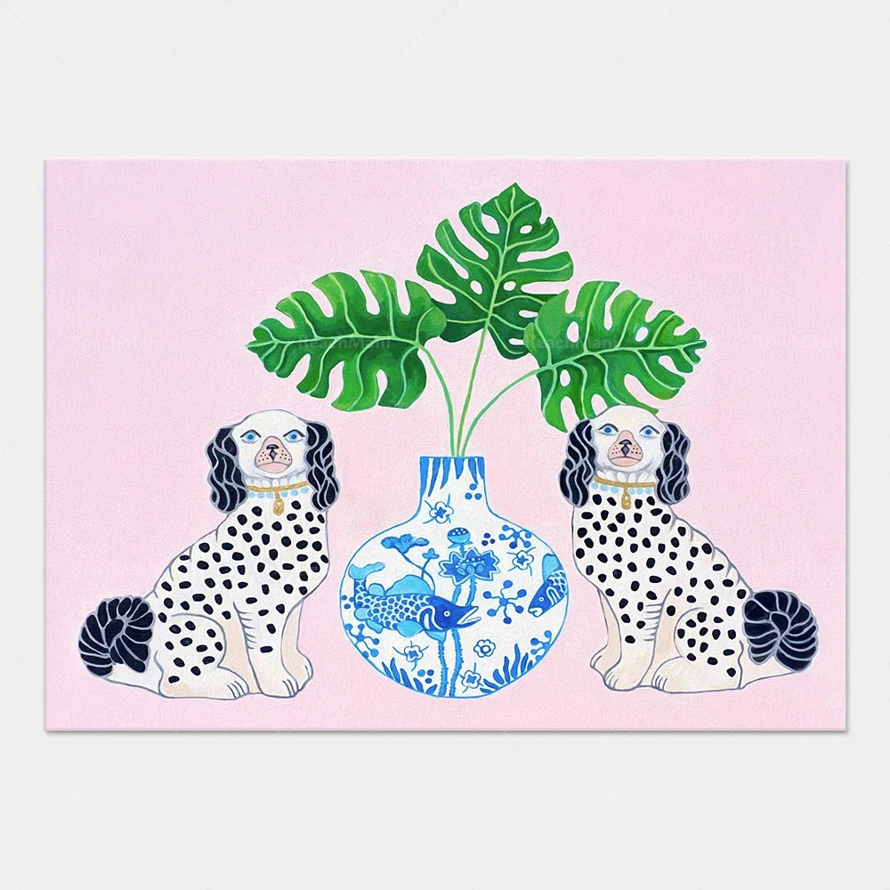 Deux chiens Dalmatiens assis de part et d'autre d'un vase décoratif avec des feuilles tropicales vertes sur un fond rose.