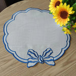 serviettes table brodées rubans blanc bleu vert rouge jaune classiques élégantes lavables réutilisables festives