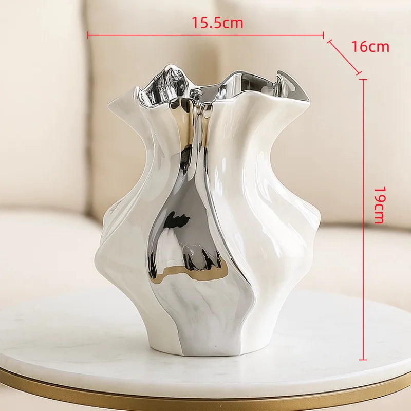 vase porcelaine blanc noir moderne sculptural abstrait plis irréguliers strié fleurs