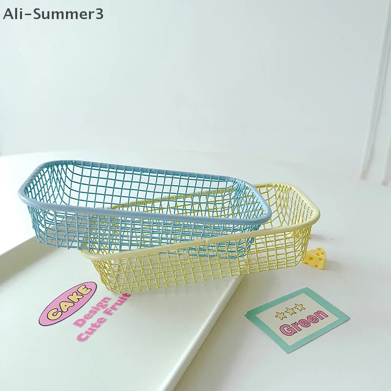 paniers rangement blanc bleu rose jaune maille fine moderne minimaliste sans fixation papeterie