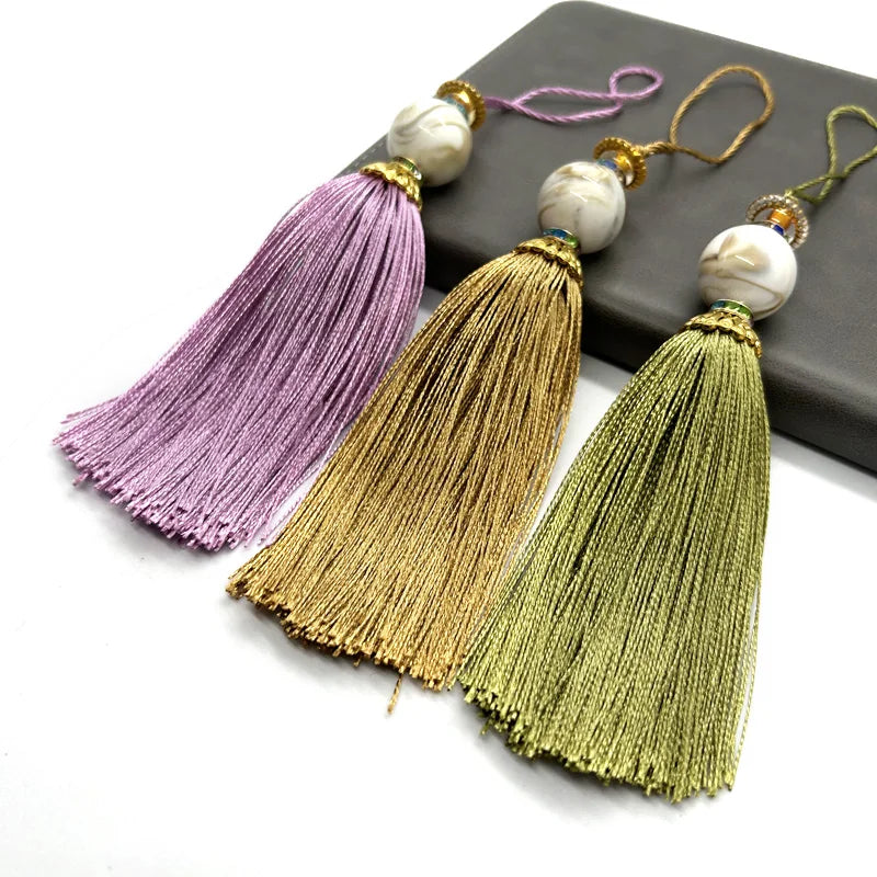 pompon décoratif gris bleu doré vert violet tissu finement tressé élégant moderne blanche chaîne