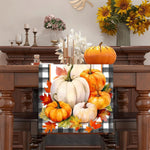 Une composition automnale avec de jolies citrouilles, des feuilles rouges et jaunes, et un bouquet de tournesols, créant une ambiance chaleureuse et festive pour la saison.