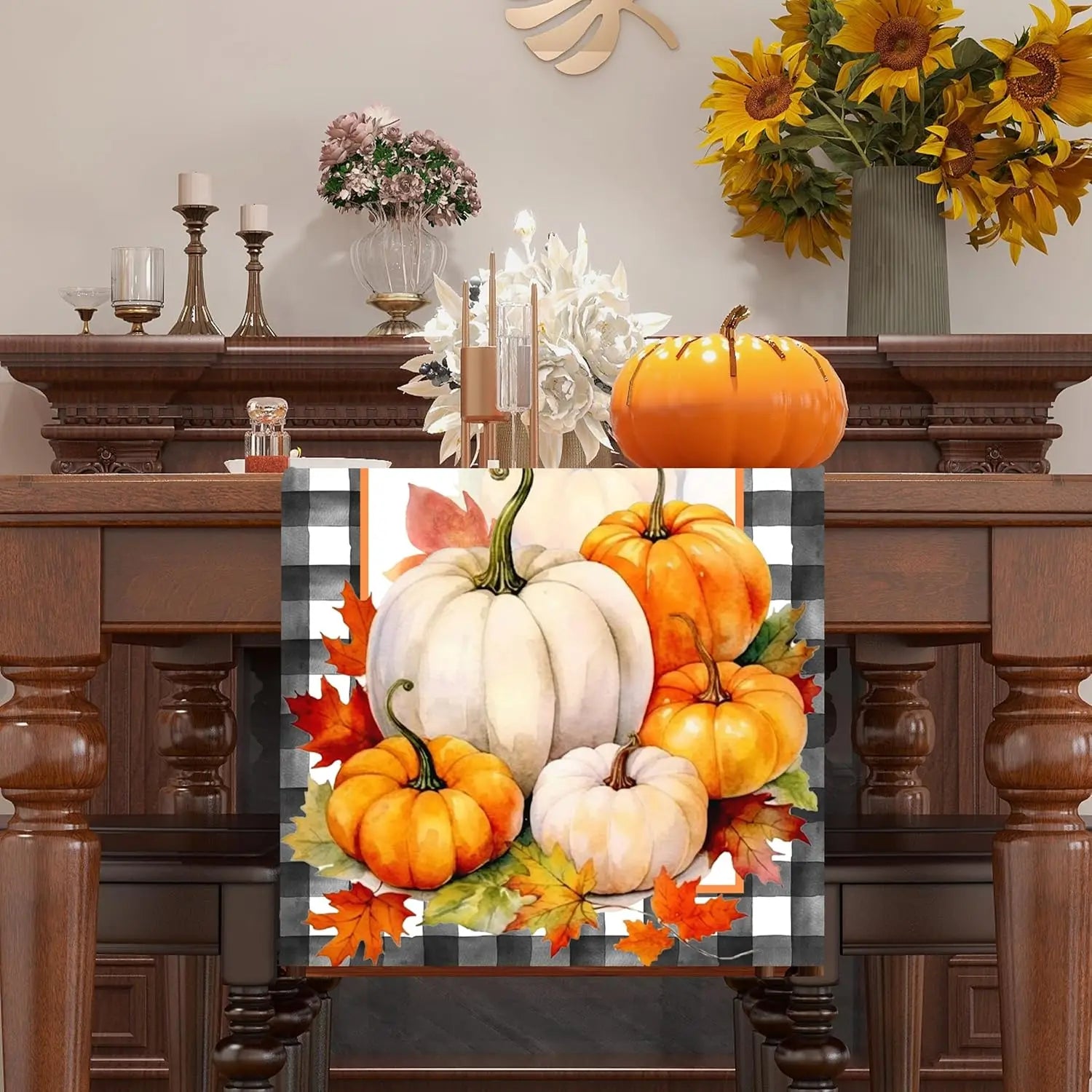 Une composition automnale avec de jolies citrouilles, des feuilles rouges et jaunes, et un bouquet de tournesols, créant une ambiance chaleureuse et festive pour la saison.