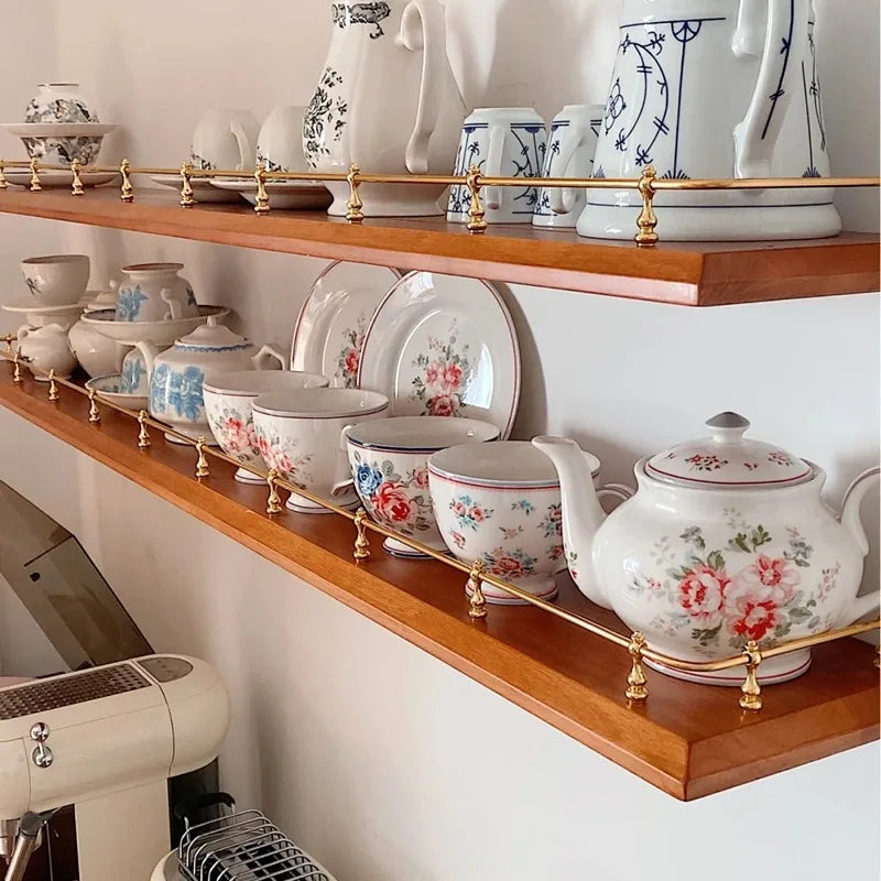 Étagère flottante en bois vintage rouge avec tasses à café exposées