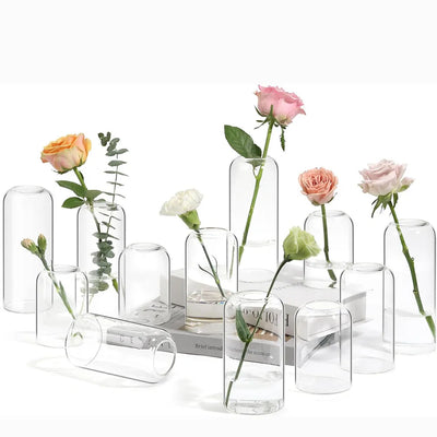 Petit vase en verre transparent cylindrique sur table en bois
