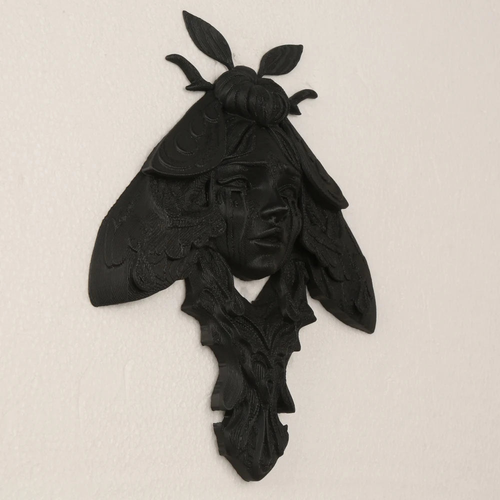 sculpture murale gothique relief noir visage papillon artisanal décoration intérieure unique chambre obscurité