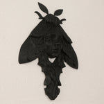 sculpture murale gothique relief noir visage papillon artisanal décoration intérieure unique chambre obscurité
