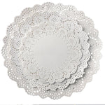 assiettes papier décoratives dentelle table festives rouges blanches marrons noires vertes ornementales rustiques
