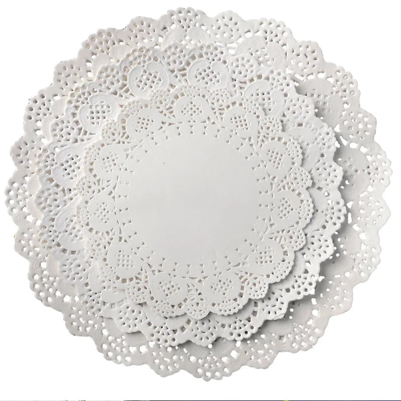 assiettes papier décoratives dentelle table festives rouges blanches marrons noires vertes ornementales rustiques