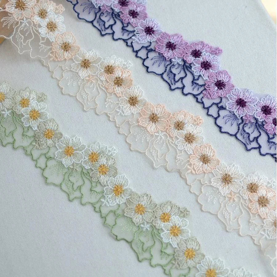 ruban dentelle fleurs blanches blanc vert rose violet broderie fine élégant coton polyester six