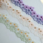 ruban dentelle fleurs blanches blanc vert rose violet broderie fine élégant coton polyester six