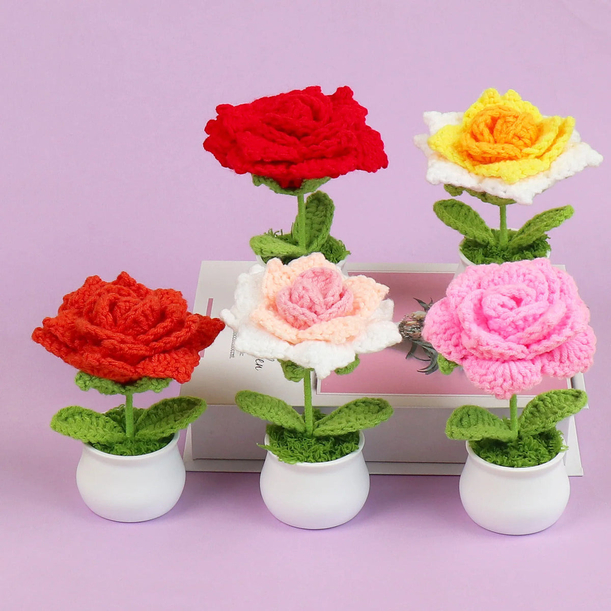 fleurs artificielles tricotées rouge rose jaune blanches décoration maison artisanal intérieur anniversaire baby shower