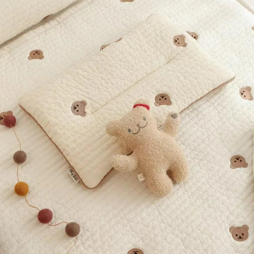 oreiller bébé ours motif animal brodé couverture douce enfant minimaliste texture gaufrée couleurs pastel