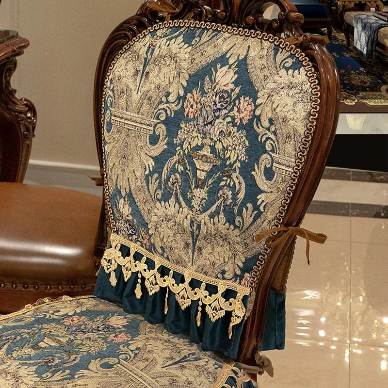 Ce fauteuil vintage présente un motif floral élégant et délicat, avec des couleurs bleues et dorées qui lui confèrent un charme désuet et raffiné.