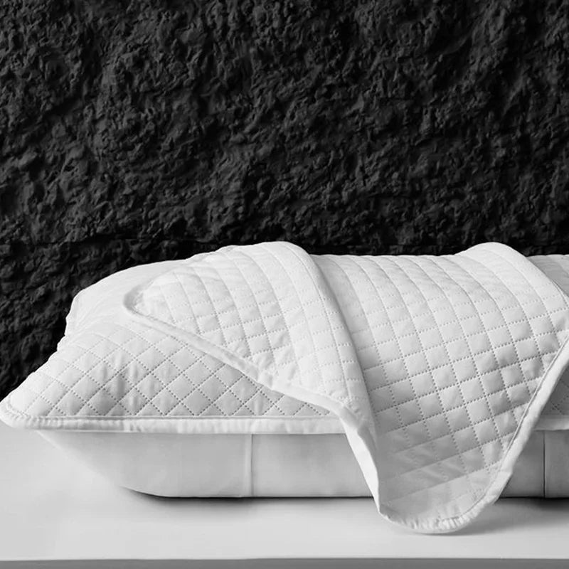 protège oreiller quilté gris clair moderne housse coussin coton polyester hypoallergénique respirant
