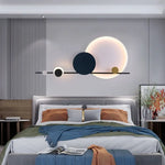 Applique murale LED art déco blanche dans un couloir