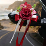 décoration florale voiture mariage fleurs artificielles roses orchidées feuilles vertes rubans satinés élégant blanc