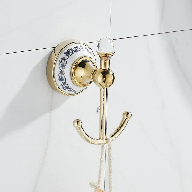 ensemble d'accessoires salle bain or blanc bleu motifs floraux anneau serviette porte papier toilette