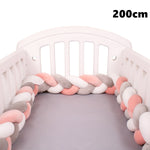 coussin noué bébé tissu doux texture tressée beige clair moderne confortable sécurité chambre anti
