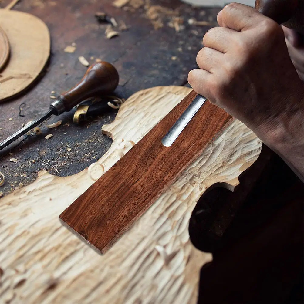 découpe planches bois marron foncé sculpture gravure rustique planks carving walnut