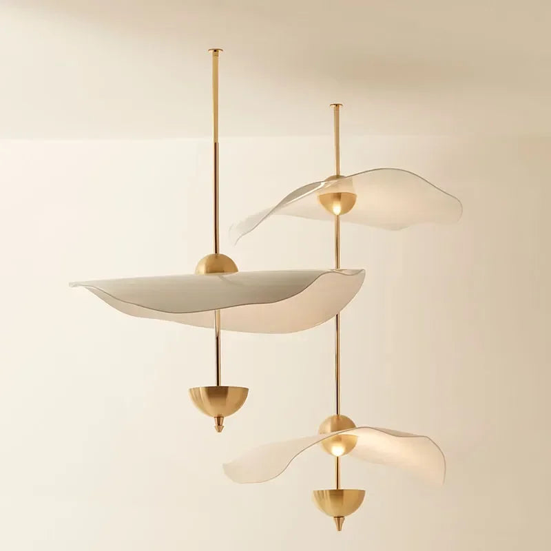 lampes suspendues modernes or blanc opalescent formes organiques sculpturales