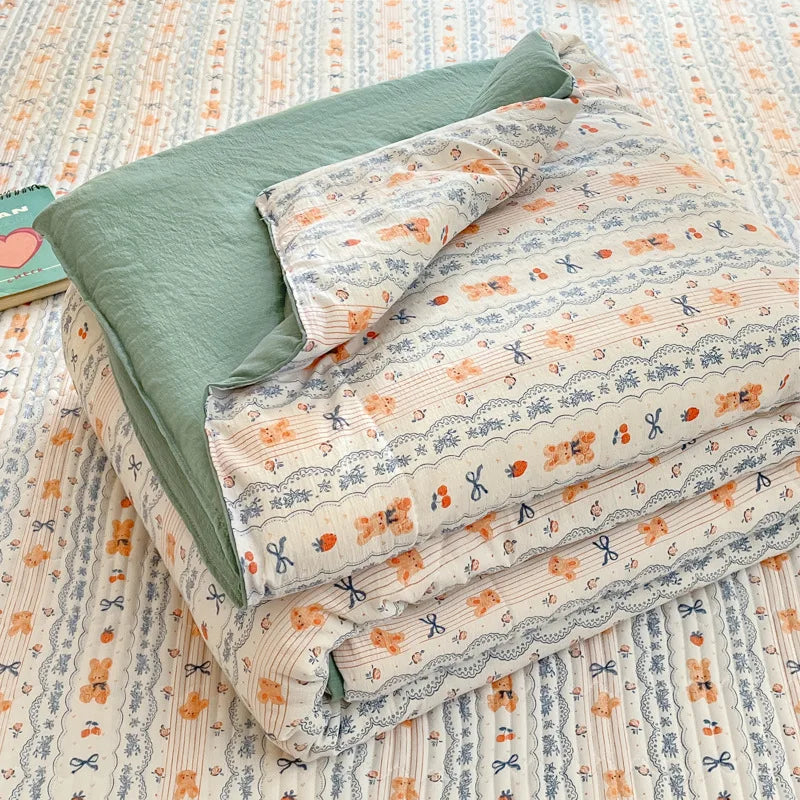 couette d'été légère enfant beige motifs fleurs feuilles coton doux décorative chambre enfant