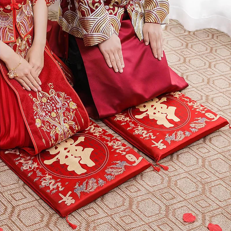 coussins sol rouge ornement chinois motifs floraux élégants maison lit décoration traditionnelle