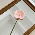 décoration intérieure fleurs artificielles rose verte blanches modernes minimalistes chambre fête