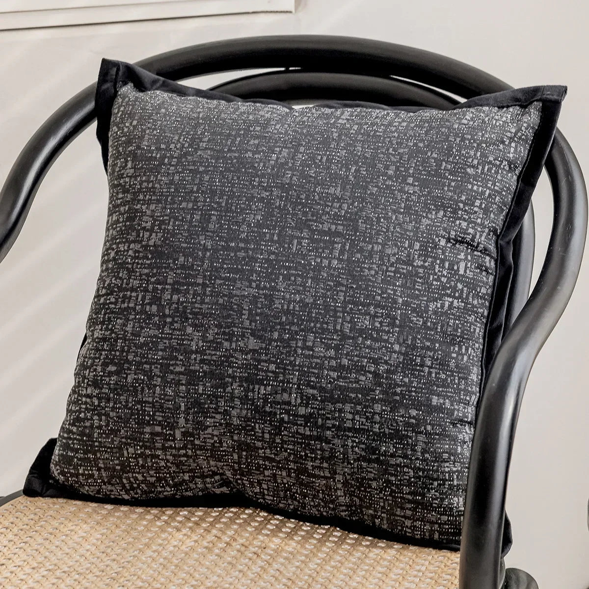 taies d'oreiller décoratives noires blanches motif fleur jacquard respectueuses environnement polyester modernes maison hospitalière