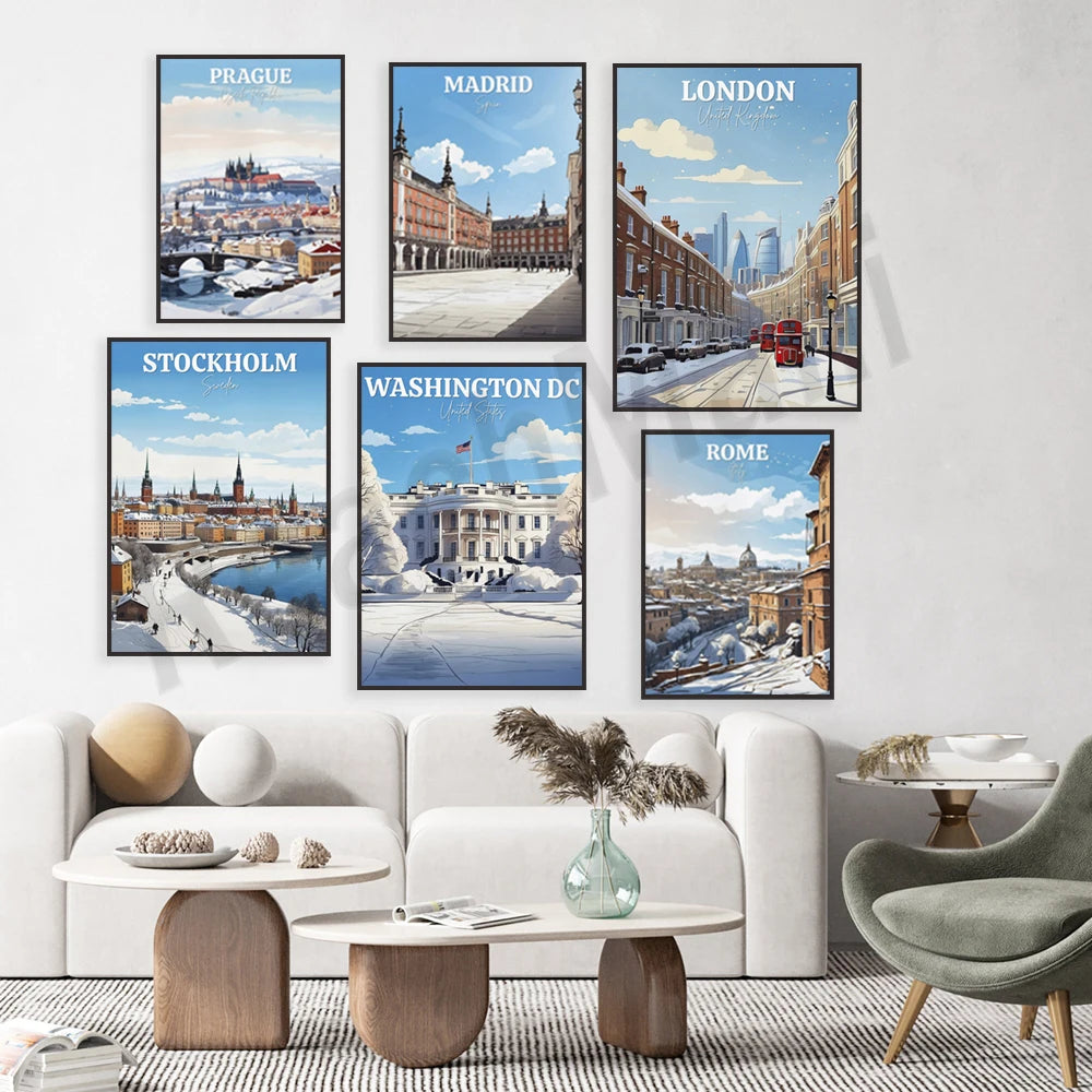 Une collection d'affiches vintage représentant des villes célèbres comme Prague, Madrid, Londres, Stockholm, Washington DC et Rome, accrochées sur un mur blanc dans un salon cosy.